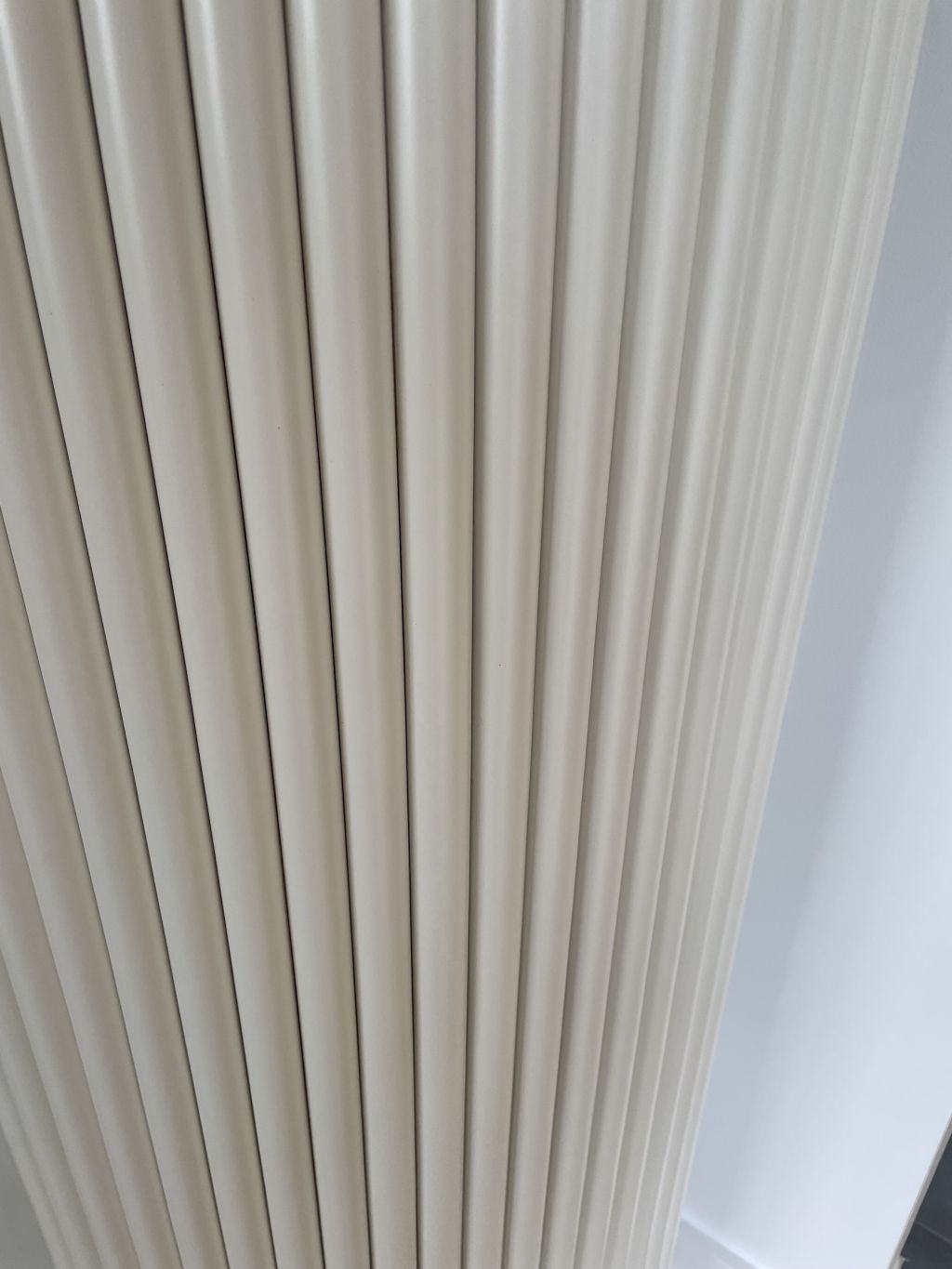 Meuble TV sur mesure avec télévision dissimulée – Projet Kate