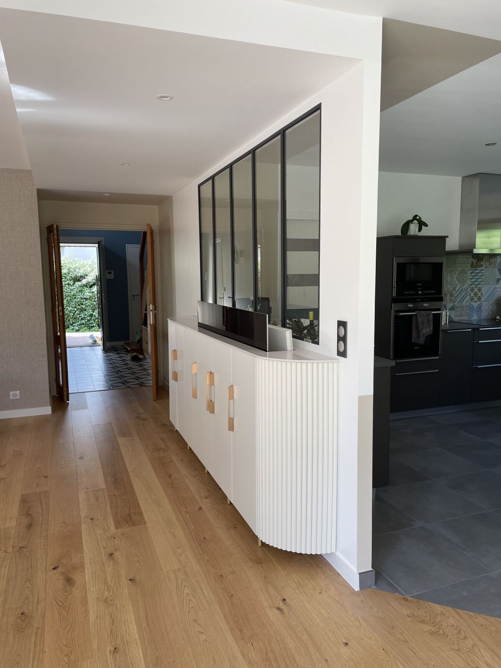 Meuble TV sur mesure avec télévision dissimulée – Projet Kate