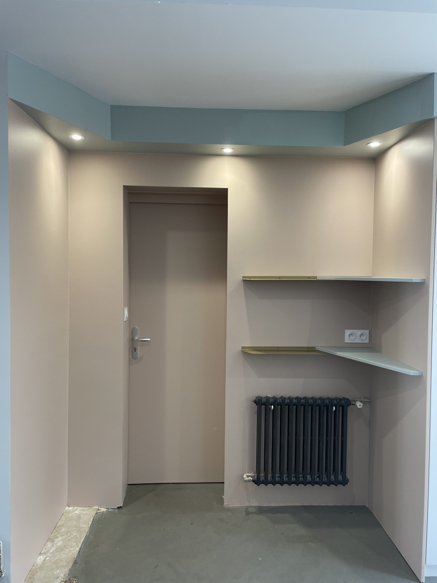 Projet Jodie - Bibliothèque et entrée d’une maison rénovée