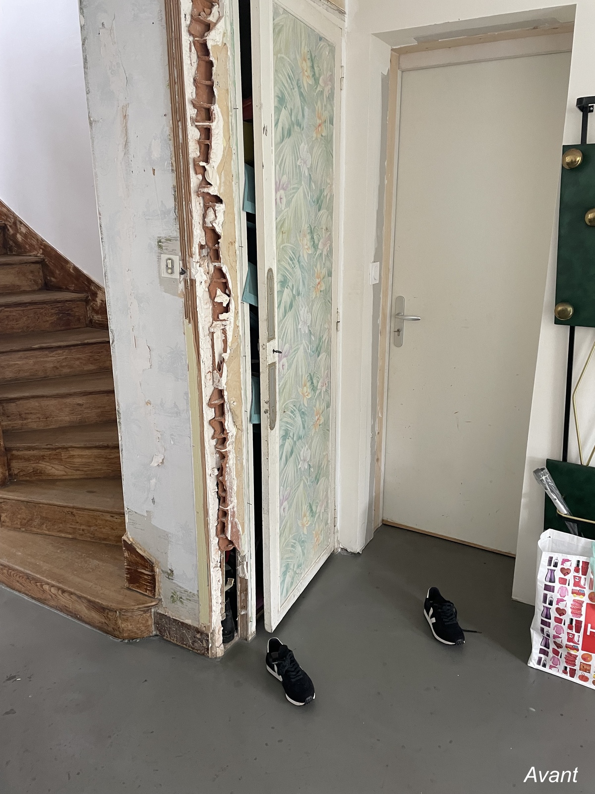 Projet Jodie - Bibliothèque et entrée d’une maison rénovée