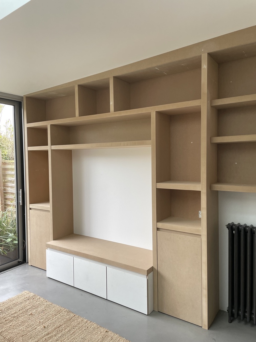 Projet Jodie - Bibliothèque et entrée d’une maison rénovée