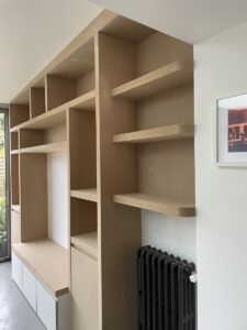 Projet Jodie - Bibliothèque et entrée d’une maison rénovée