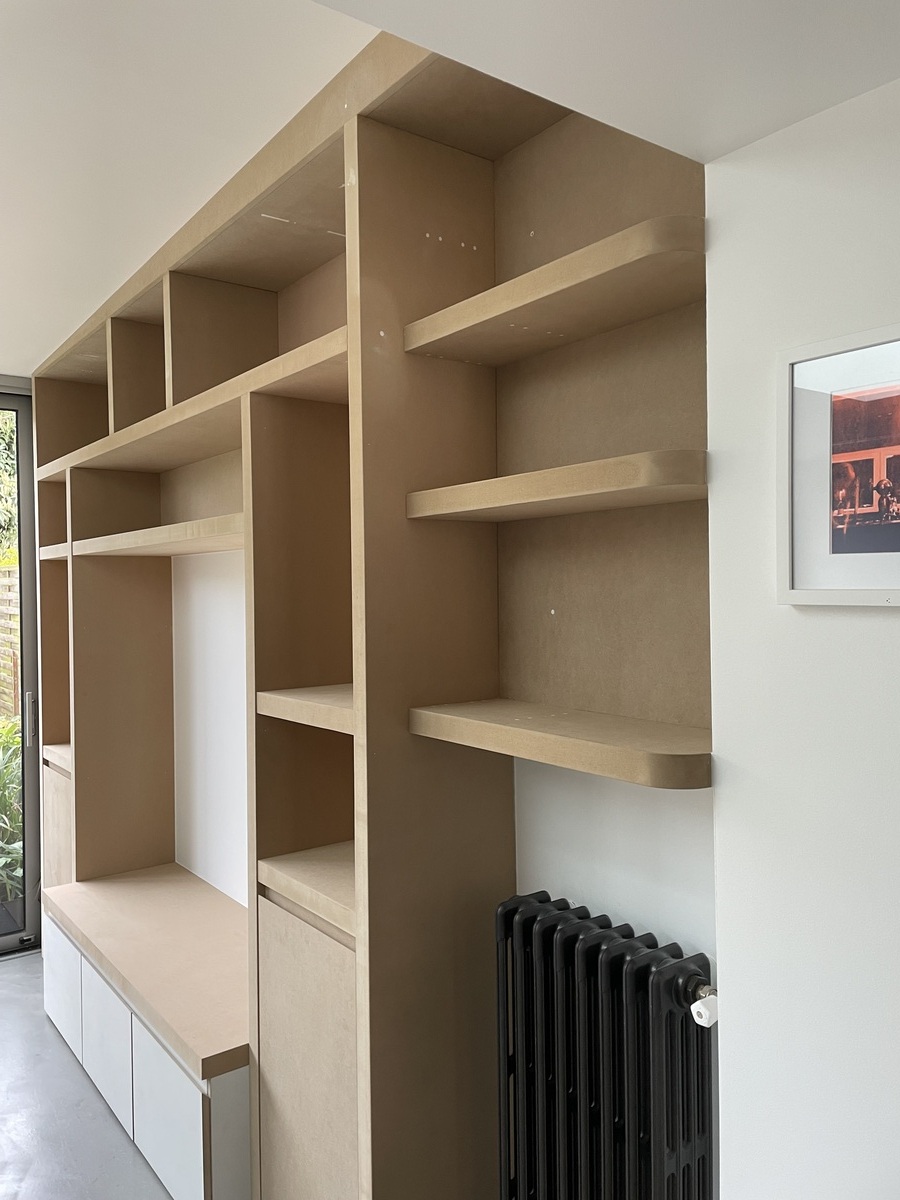 Projet Jodie - Bibliothèque et entrée d’une maison rénovée