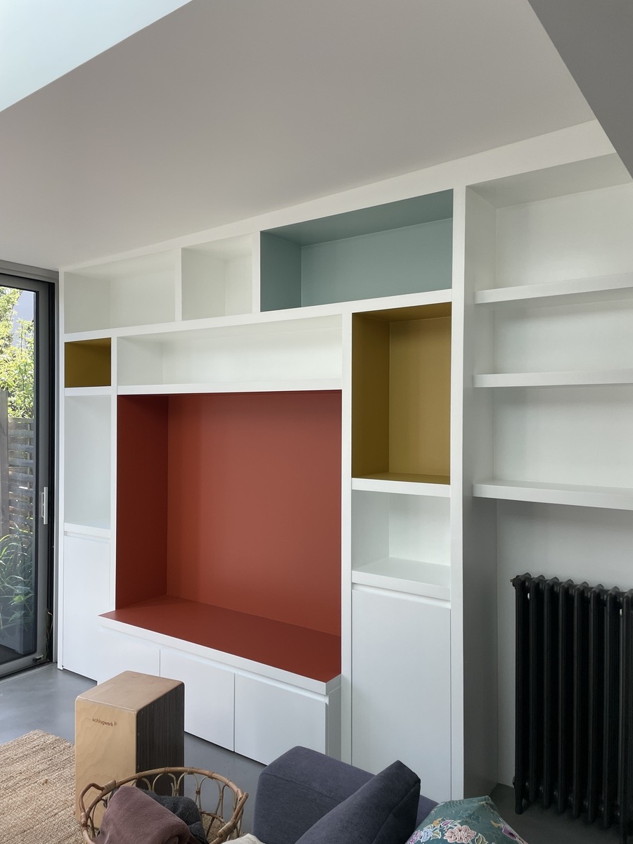 Projet Jodie - Bibliothèque et entrée d’une maison rénovée