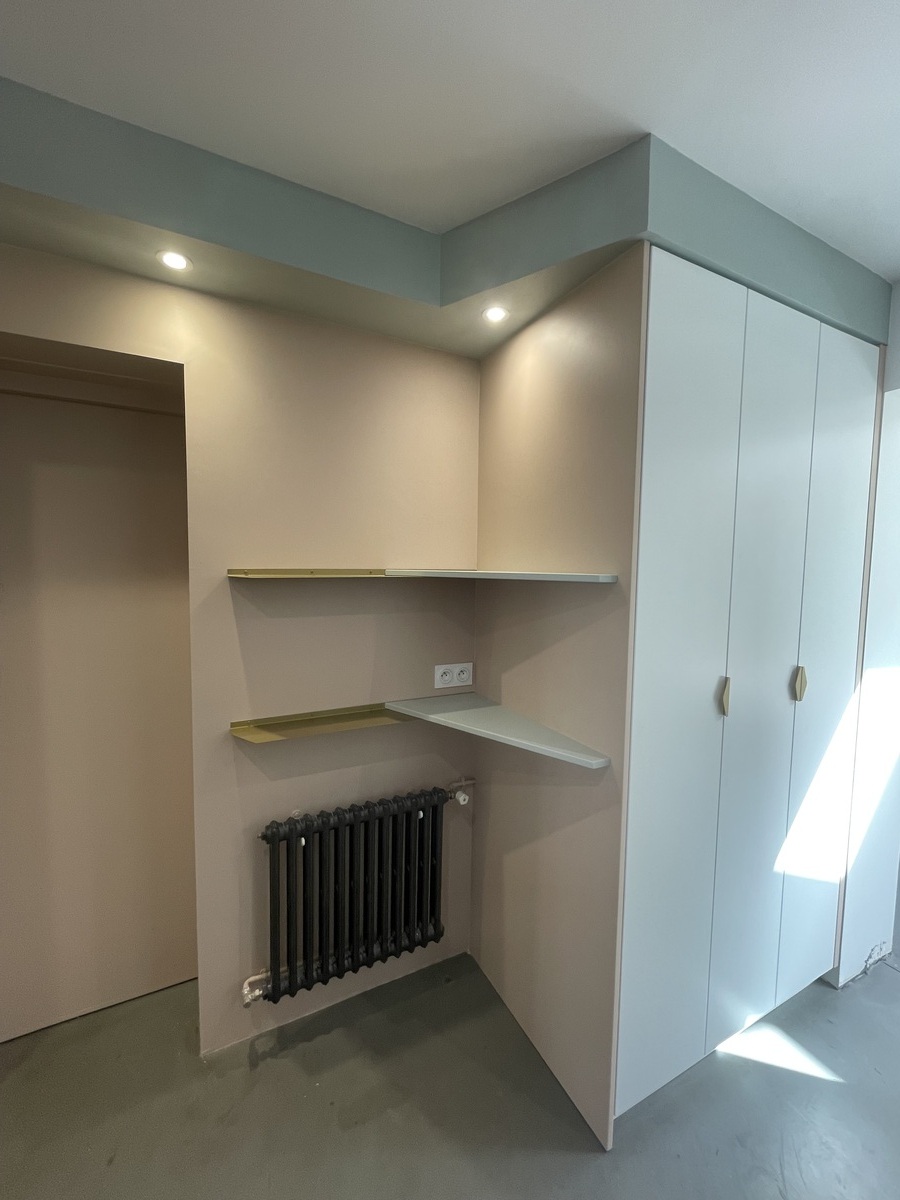 Projet Jodie - Bibliothèque et entrée d’une maison rénovée