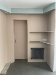 Projet Jodie - Bibliothèque et entrée d’une maison rénovée