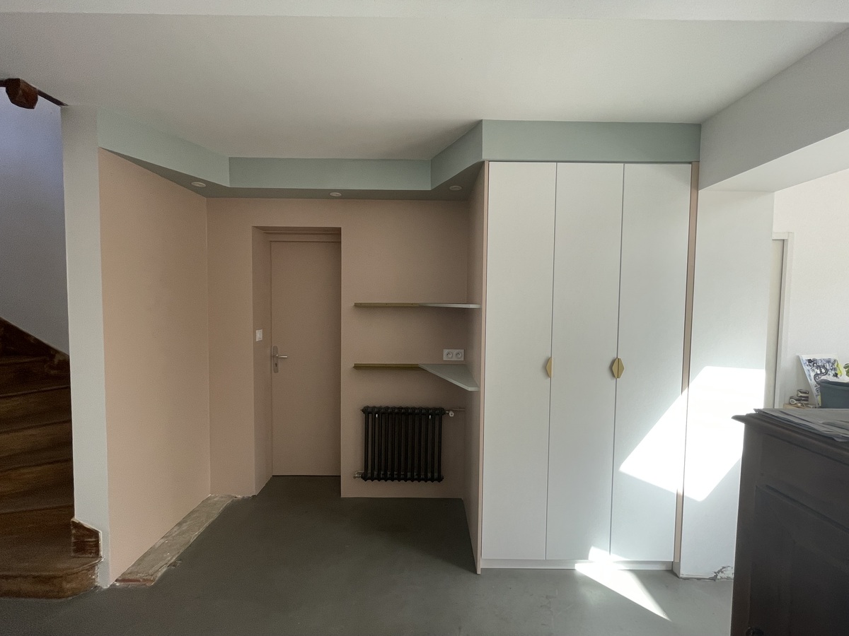 Projet Jodie - Bibliothèque et entrée d’une maison rénovée