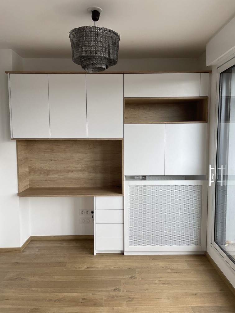 Agencement sur mesure d'un meuble TV et d'un bureau à Rennes
