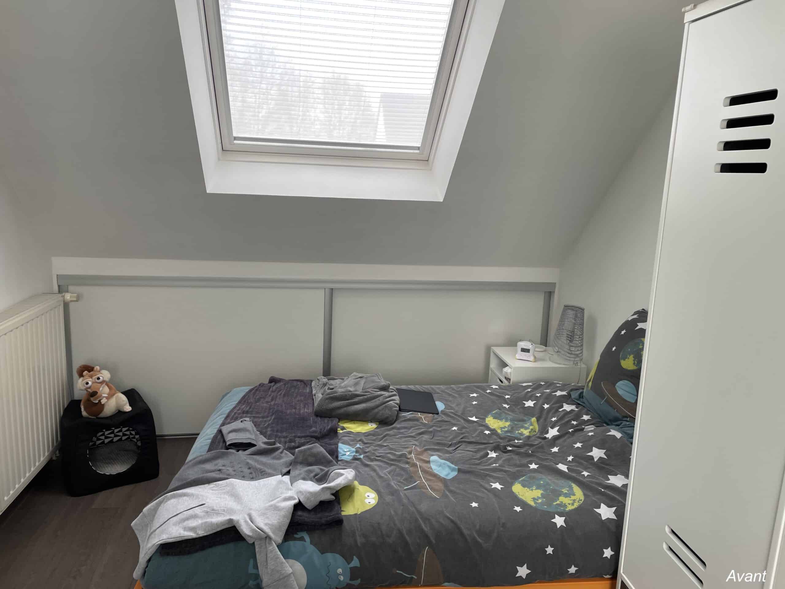 Chambre d'enfant mansardée sous velux avec lit thème espace et peluche. Texte Avant.